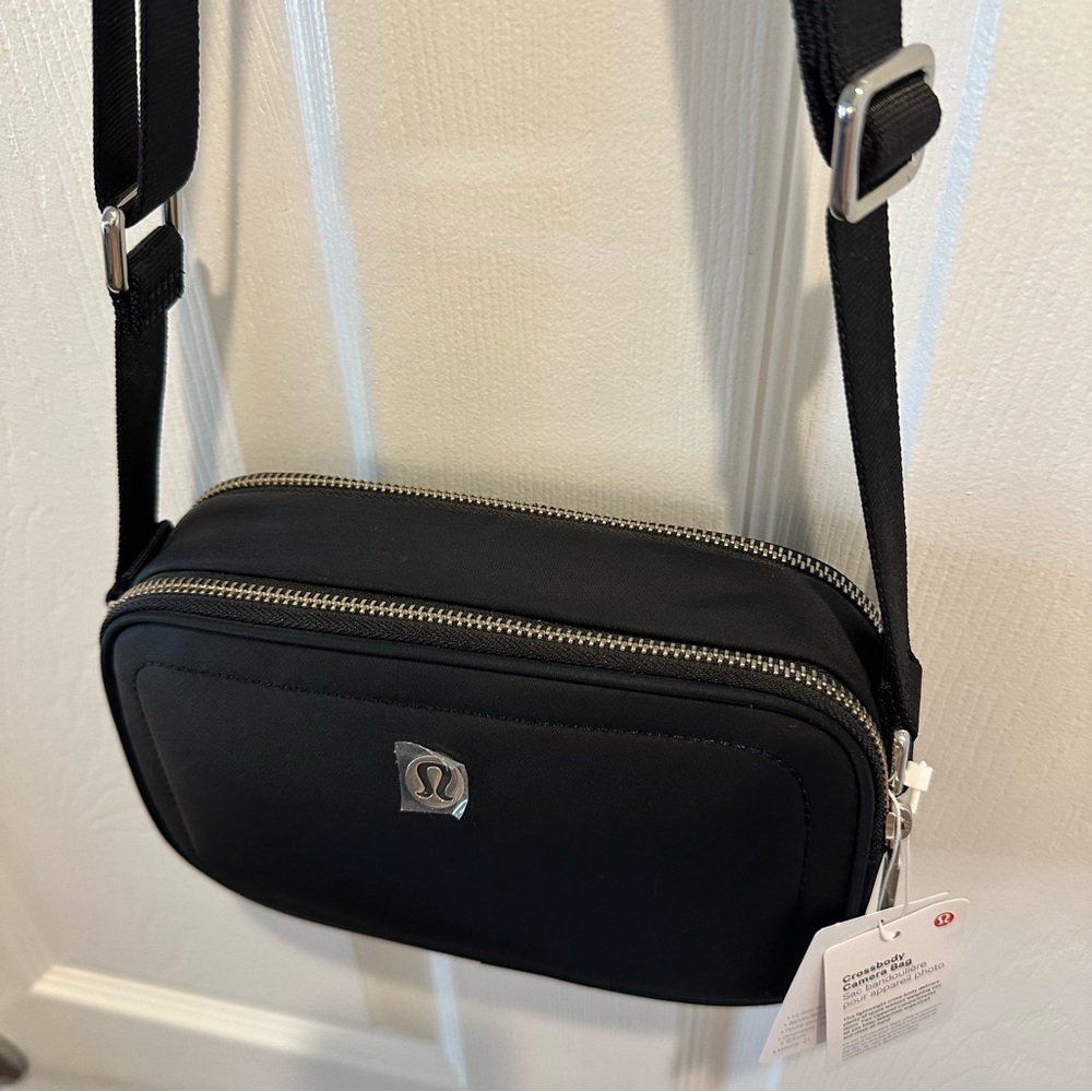 NEW! NWT Lululemon Black Crossbody Camera Bag 2L - Picture 4 of 6